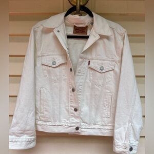 Levi’s ivory jean jacket. Chest and side pockets, logo, Small